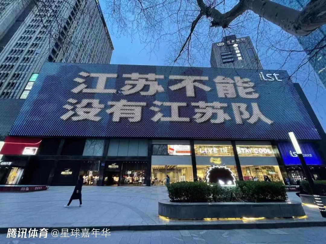 劳塔罗左大腿内收肌受伤，未来几天将接受重新评估，国米官方对他的伤情也发布了公告，预计劳塔罗将缺战对阵莱切和热那亚的比赛。